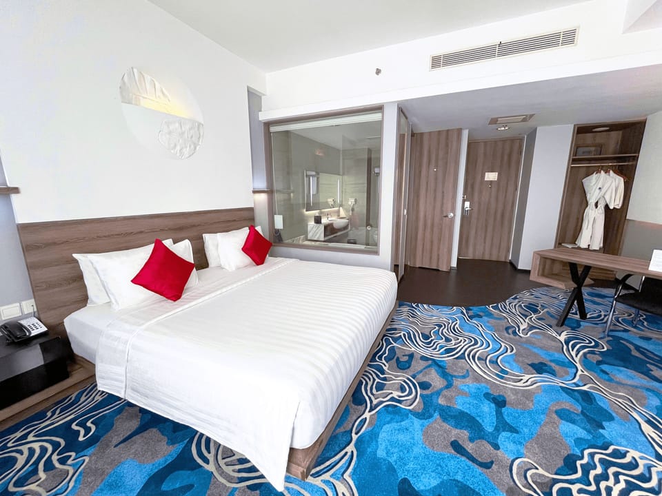 Executive Room, 1 King Bed | Minibar (some free items), in-room safe, desk, soundproofing