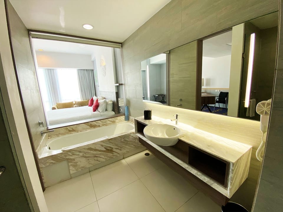 Executive Room, 1 King Bed | Bathroom | Combined shower/tub, eco-friendly toiletries, hair dryer, bathrobes