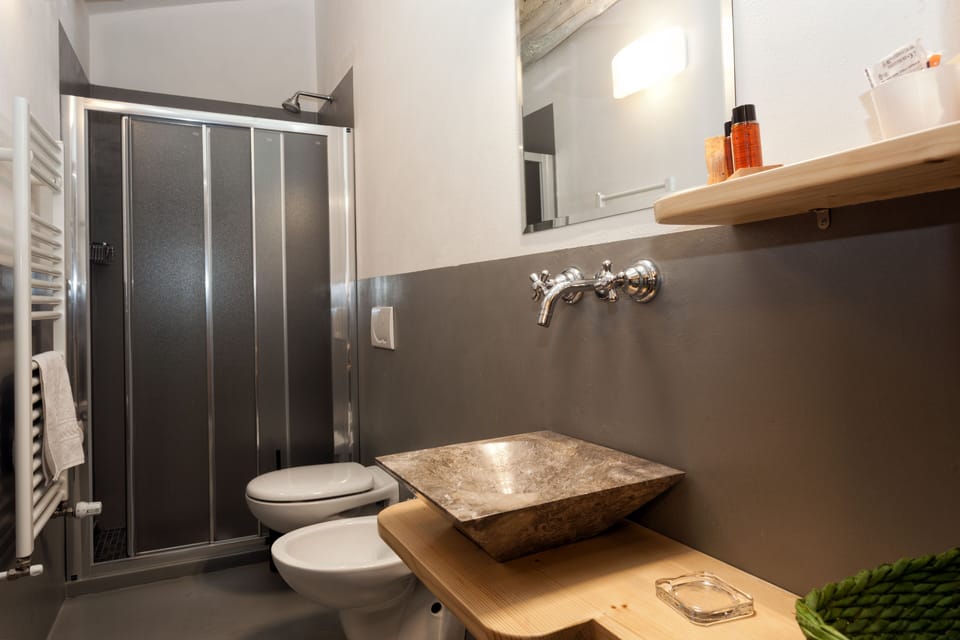 Standard Double Room (L'Orologio) | Bathroom | Shower, free toiletries, hair dryer, bidet
