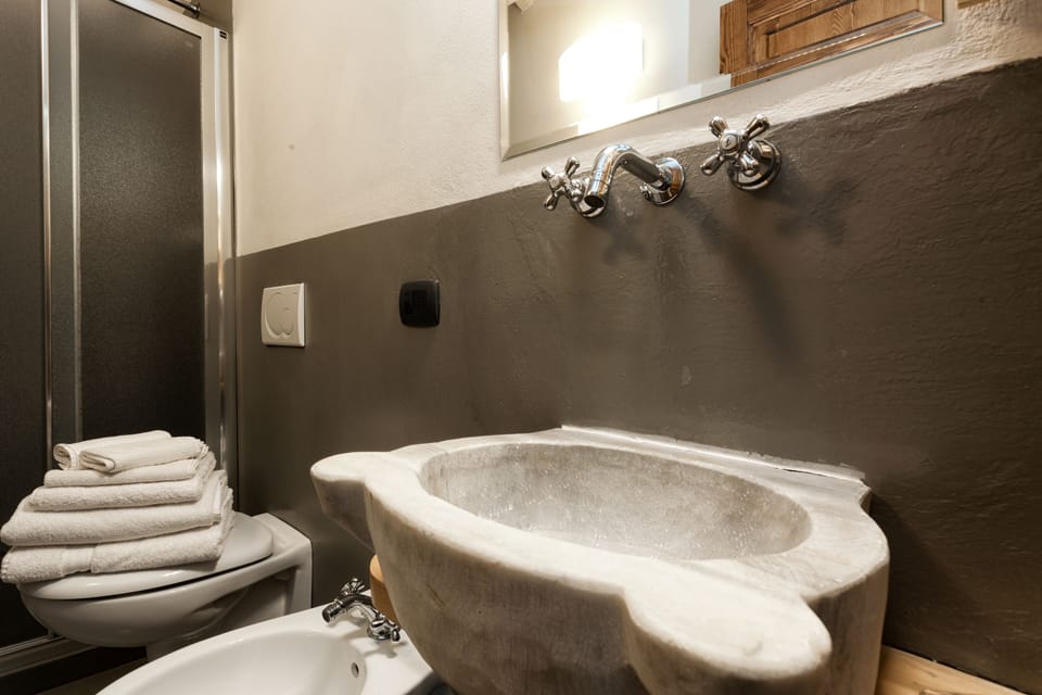 Standard Double Room (L'Orologio) | Bathroom | Shower, free toiletries, hair dryer, bidet