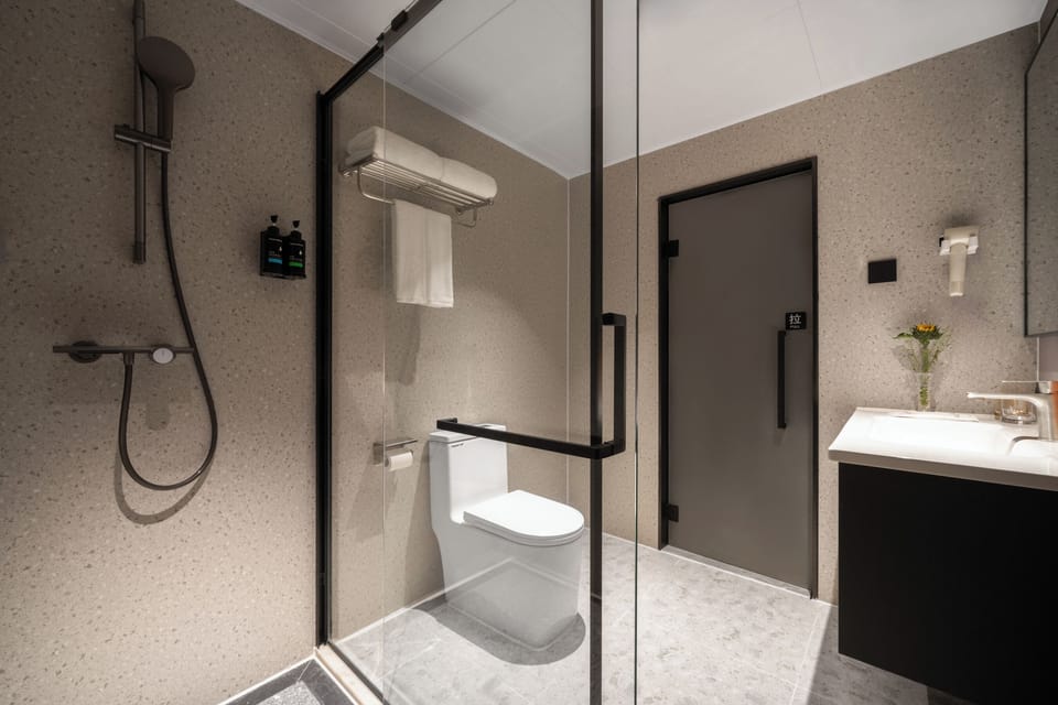 Business Twin Room | Desk, blackout drapes, free WiFi, bed sheets