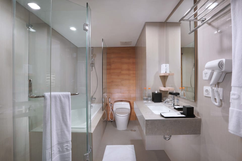 Double Room, 1 King Bed | Bathroom | Rainfall showerhead, free toiletries, hair dryer, slippers