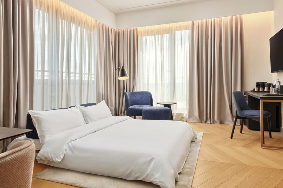 Executive Suite | Living area | 82-cm LCD TV with satellite channels, TV, pay movies