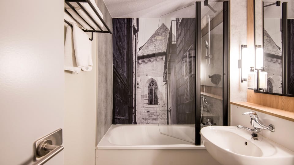 Standard Room, 2 Twin Beds | Bathroom | Bathtub, eco-friendly toiletries, hair dryer, towels