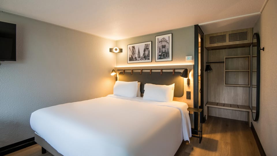 Superior Room, 1 King Bed | Premium bedding, desk, laptop workspace, blackout drapes