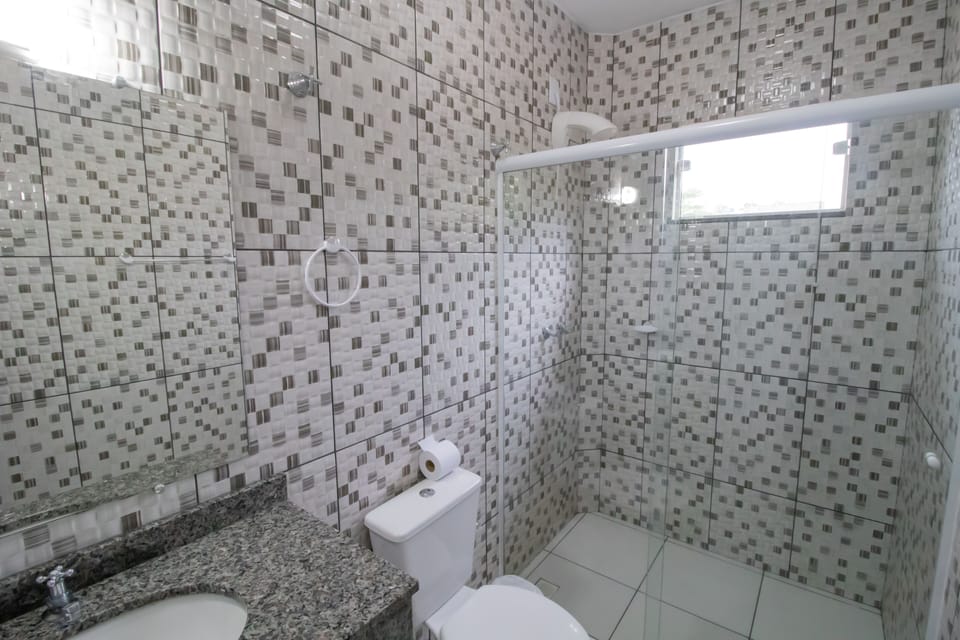 Standard Twin Room | Bathroom | Shower, free toiletries, towels
