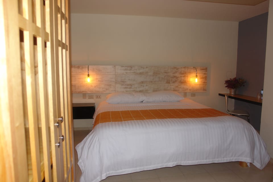 Standard Room, 1 King Bed | Cribs (free), WiFi (free)