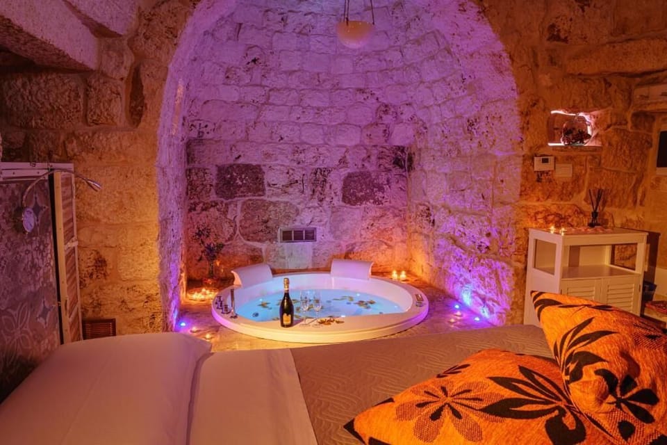 Romantic Suite, 1 King Bed, Hot Tub | Egyptian cotton sheets, premium bedding, memory foam beds, minibar