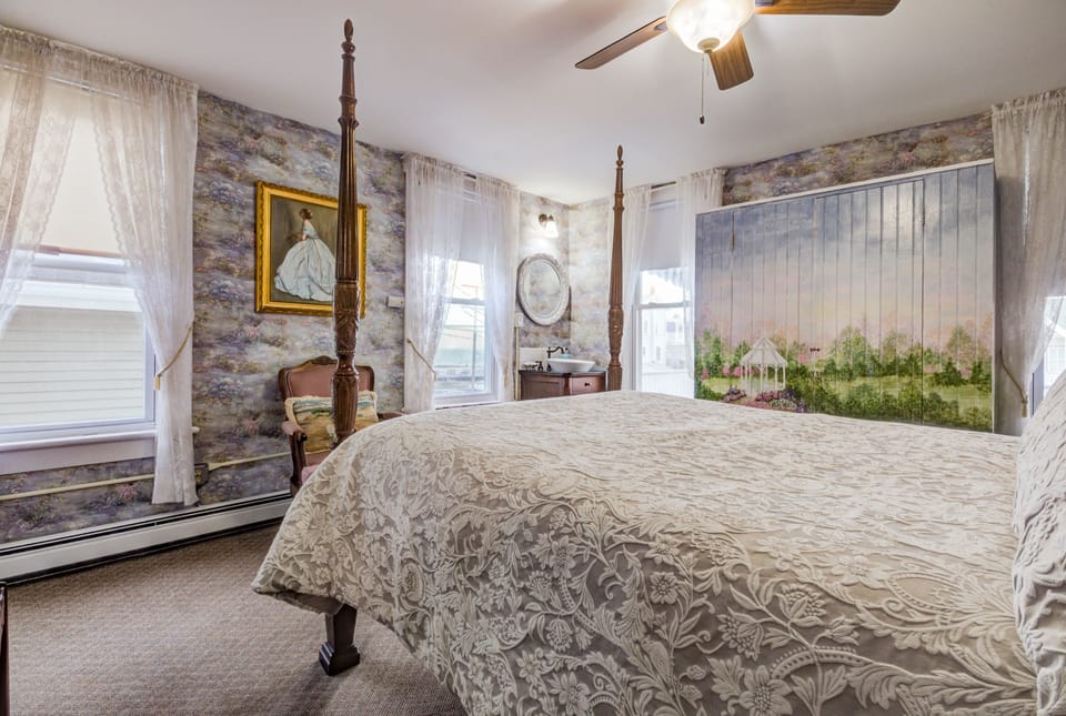 Queen Room, 1 Queen Bed, Ensuite, Sea Facing | Iron/ironing board, free WiFi, bed sheets
