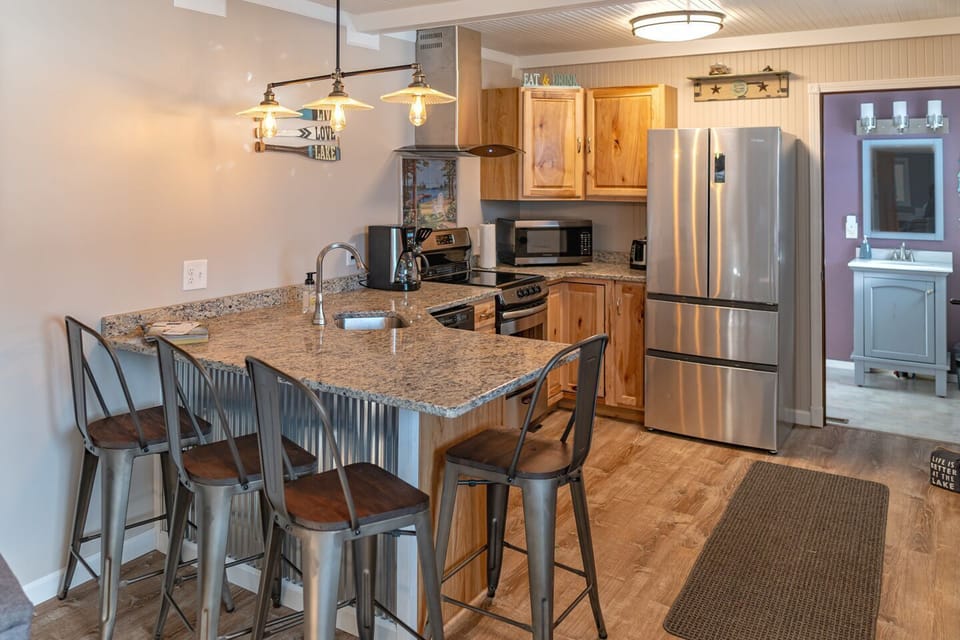 Suite, Multiple Beds, Kitchen, Lake View | Private kitchen | Fridge, microwave, coffee/tea maker