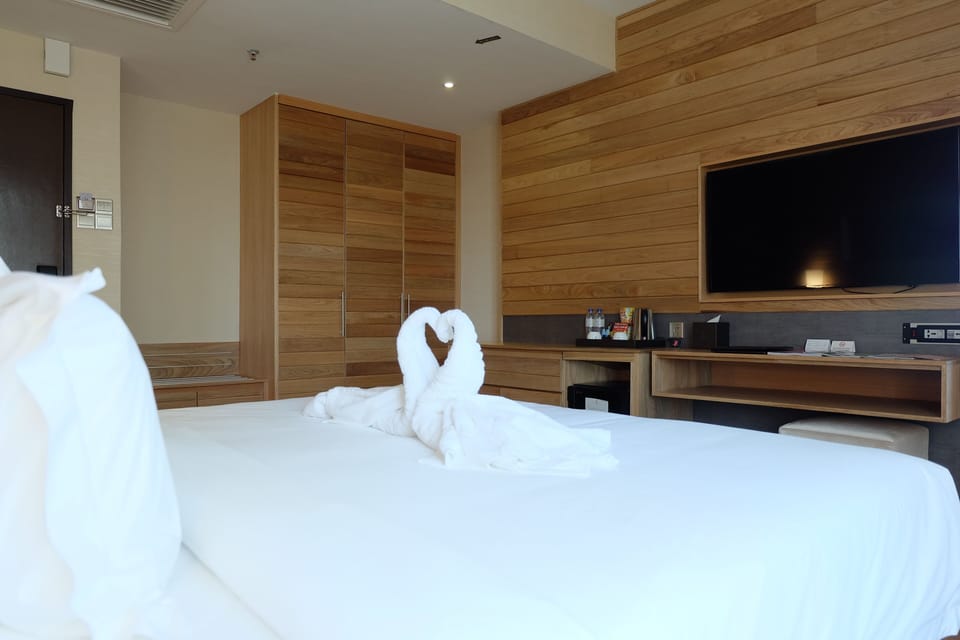 Executive Room, 1 King Bed, Bathtub - Leisure Only | Minibar, in-room safe, blackout drapes, iron/ironing board