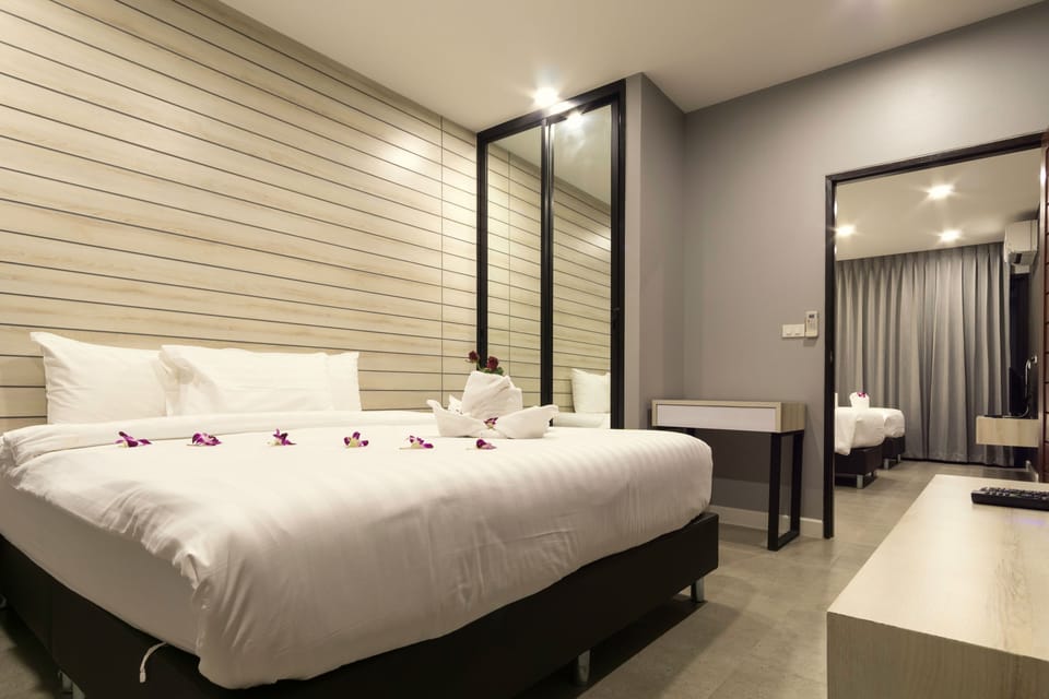 Grand Room | Desk, blackout drapes, rollaway beds, free WiFi