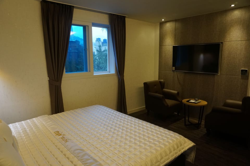 Standard Double Room | In-room safe, soundproofing, free WiFi, bed sheets