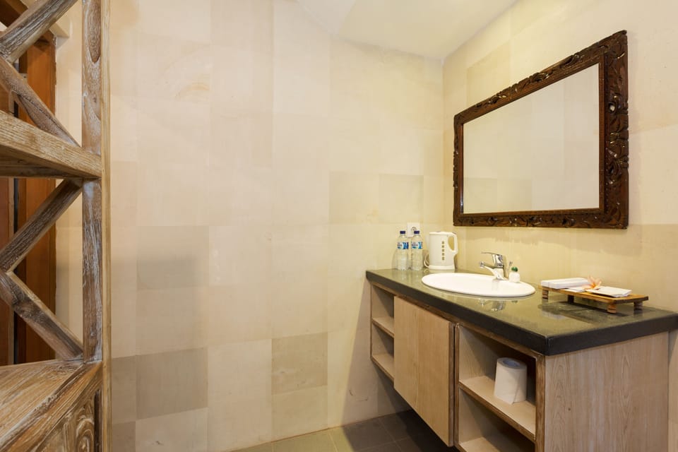 Deluxe Double Room, 1 Queen Bed, Garden View | Bathroom | Shower, free toiletries, towels