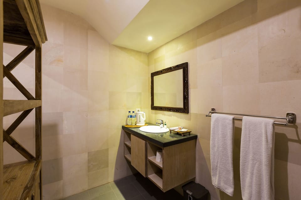 Deluxe Double Room, 1 Queen Bed, Garden View | Bathroom | Shower, free toiletries, towels