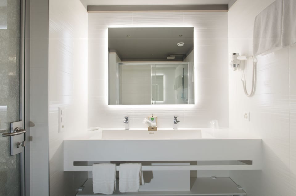 Superior Double Room | Bathroom | Shower, free toiletries, hair dryer, slippers