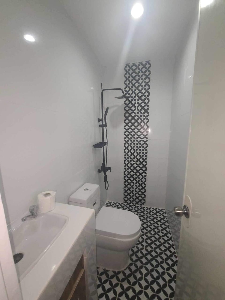 Double Room | Bathroom | Shower, free toiletries, towels