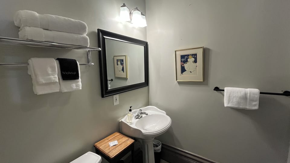 The Morgan Room, 1 King Bed | Bathroom | Free toiletries, hair dryer, towels, soap