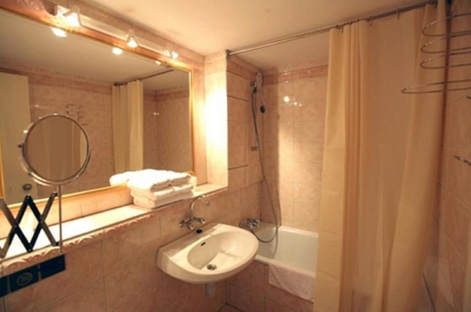 Bathtub, towels, soap, shampoo