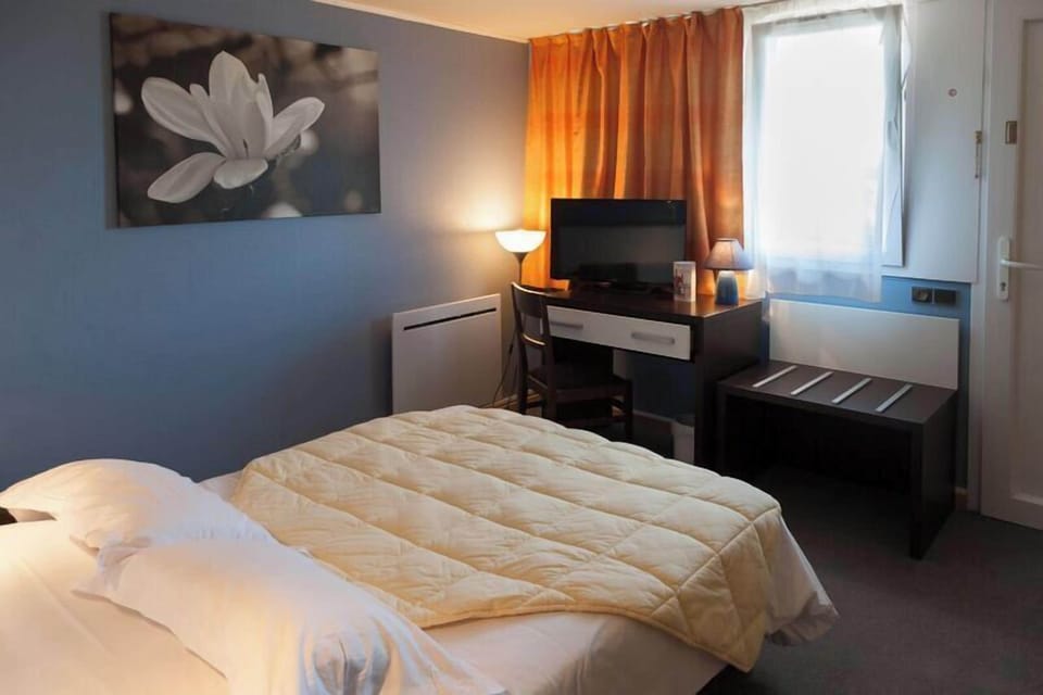 Comfort Double Room | Desk, blackout drapes, WiFi (free), bed sheets