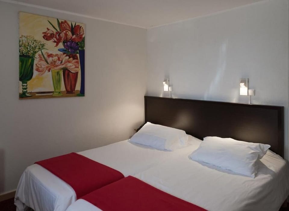 Desk, blackout drapes, WiFi (free), bed sheets