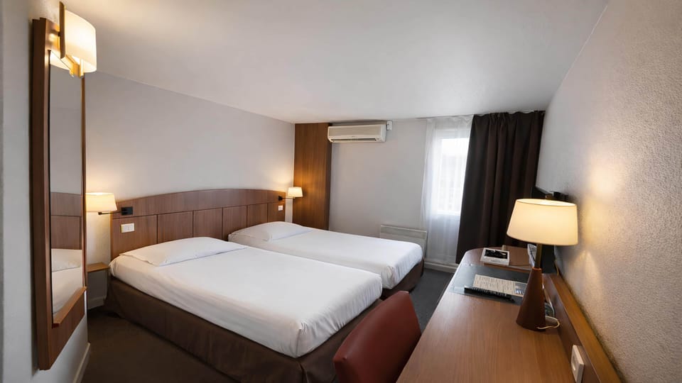 Standard Room, 2 Twin Beds | Premium bedding, desk, laptop workspace, blackout drapes