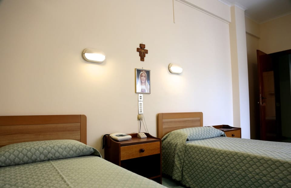 Double or Twin Room | Desk, cribs (free), WiFi (free), bed sheets