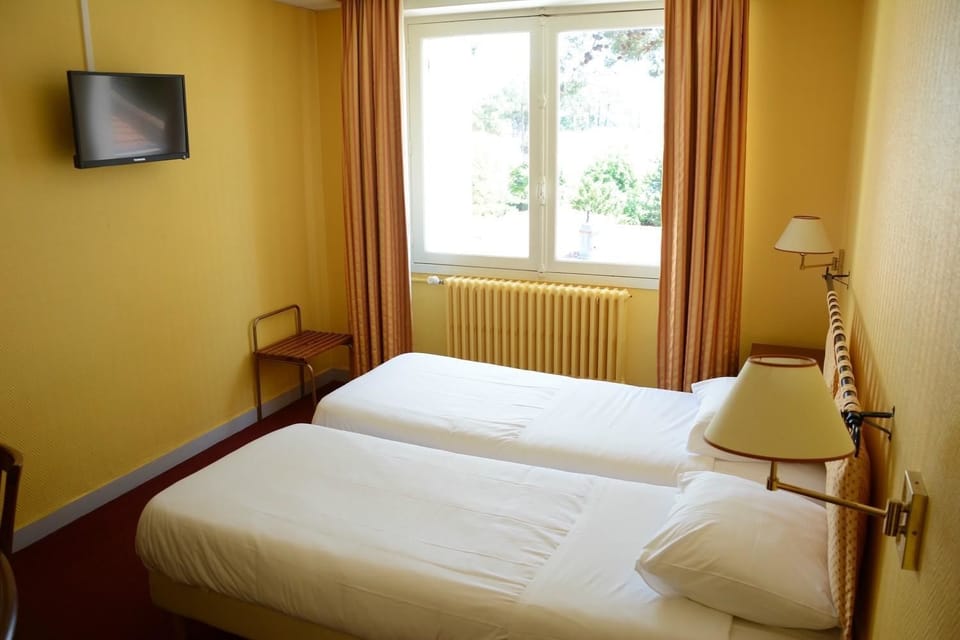 Standard Twin Room | Desk, free cribs/infant beds, free WiFi