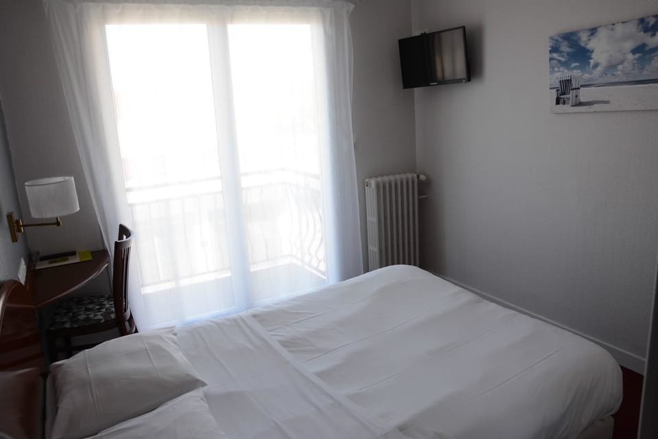 Standard Double Room | Desk, free cribs/infant beds, free WiFi