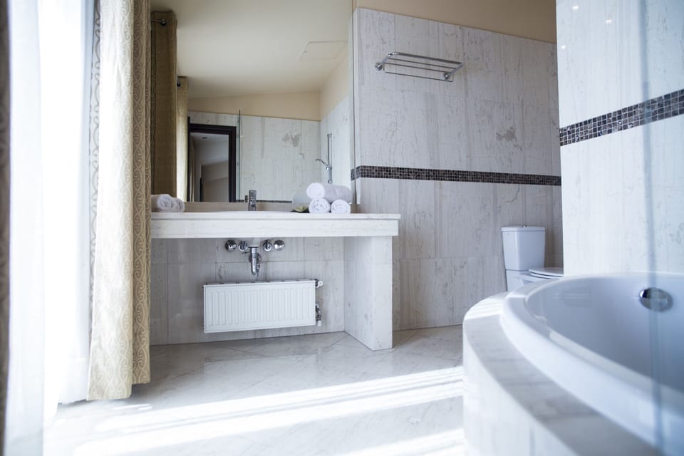 Junior Suite | Bathroom | Bathtub, hair dryer, towels