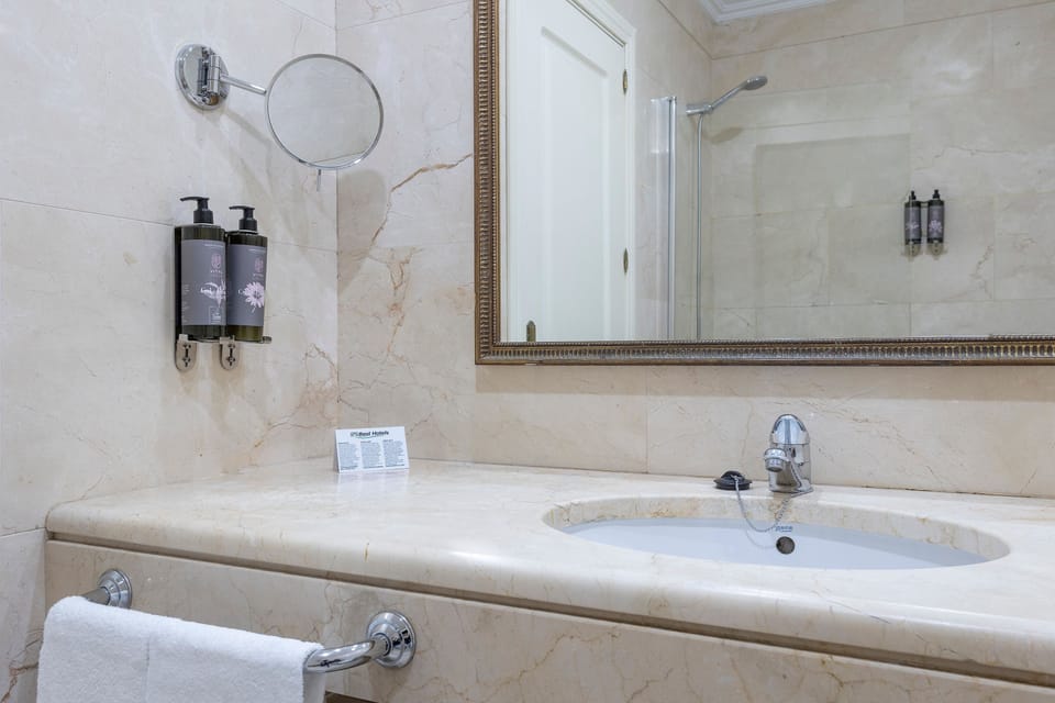 Deep soaking tub, free toiletries, hair dryer, towels