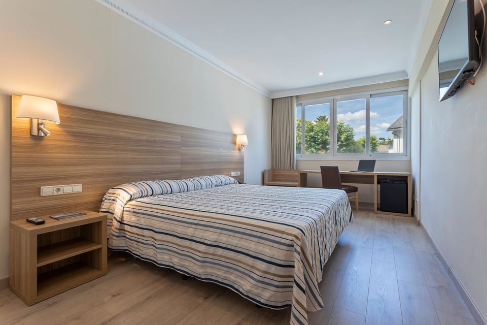 In-room safe, desk, laptop workspace, soundproofing