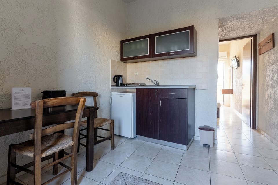 Studio (for 3) | Private kitchenette | Mini-fridge, stovetop, electric kettle, cookware/dishes/utensils