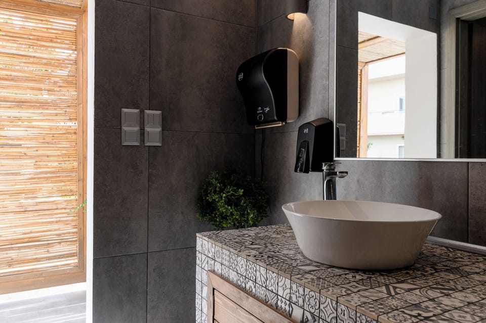 Shower, free toiletries, hair dryer, towels