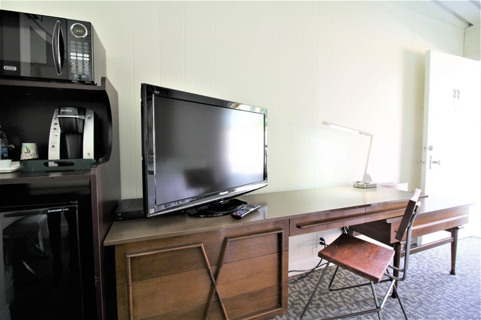 Premium Room, 1 King Bed, Non Smoking | Egyptian cotton sheets, premium bedding, desk, laptop workspace