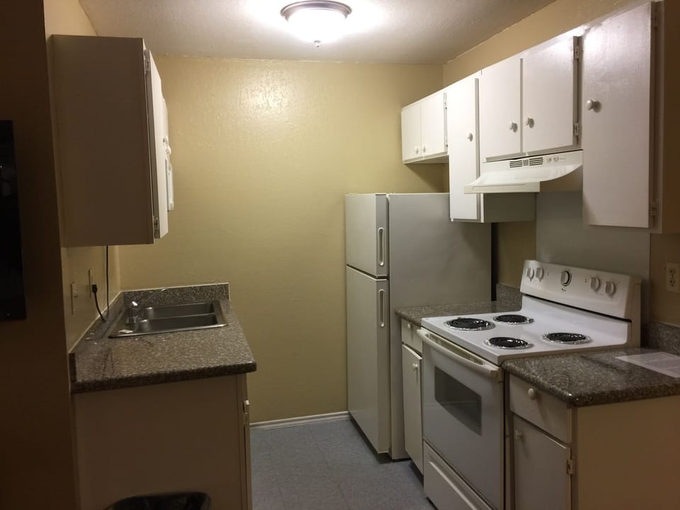 Full-size fridge, microwave, oven, stovetop