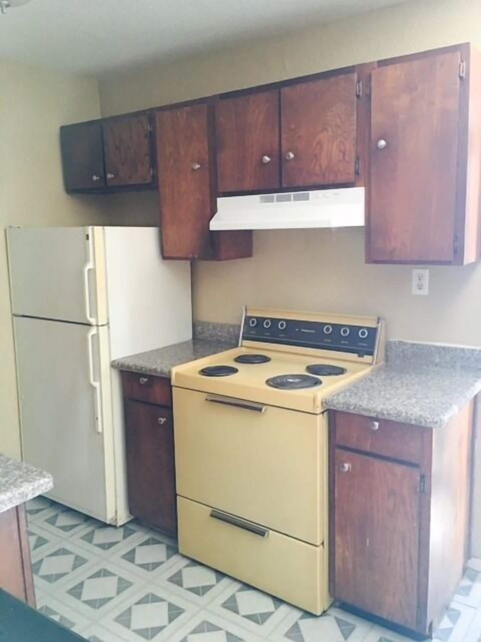 Full-size fridge, microwave, oven, stovetop