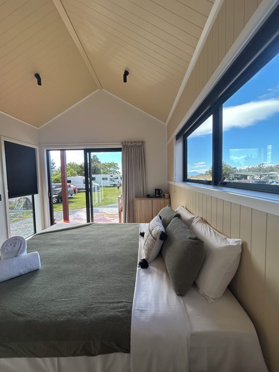 Premium Cabin | WiFi (surcharge), bed sheets