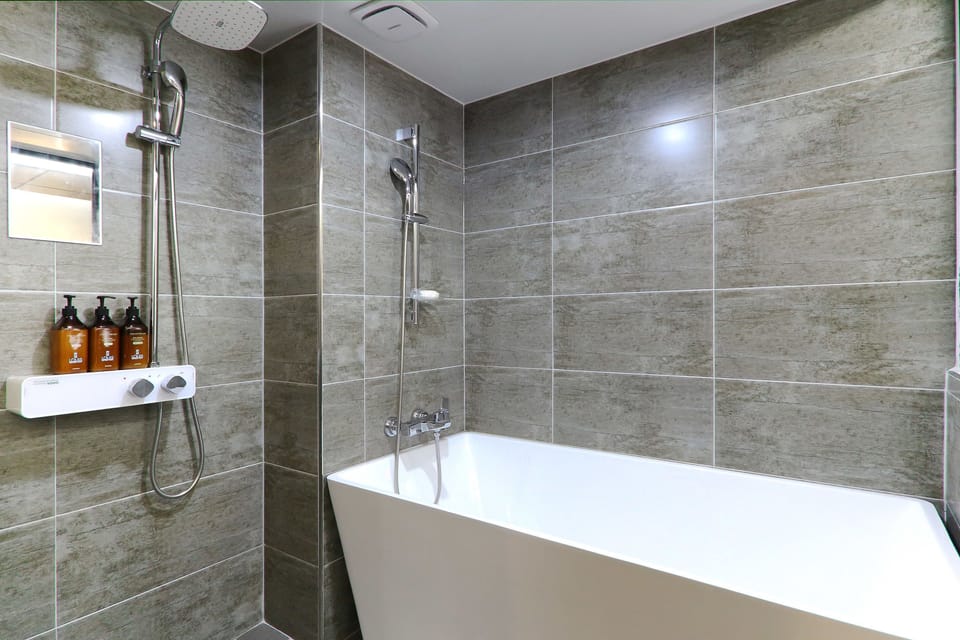 Deluxe Room | Bathroom | Combined shower/tub, deep soaking tub, free toiletries, hair dryer