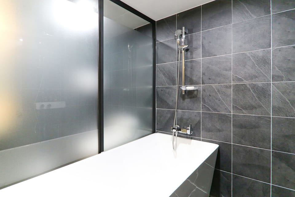 Family Twin Room | Deep soaking bathtub