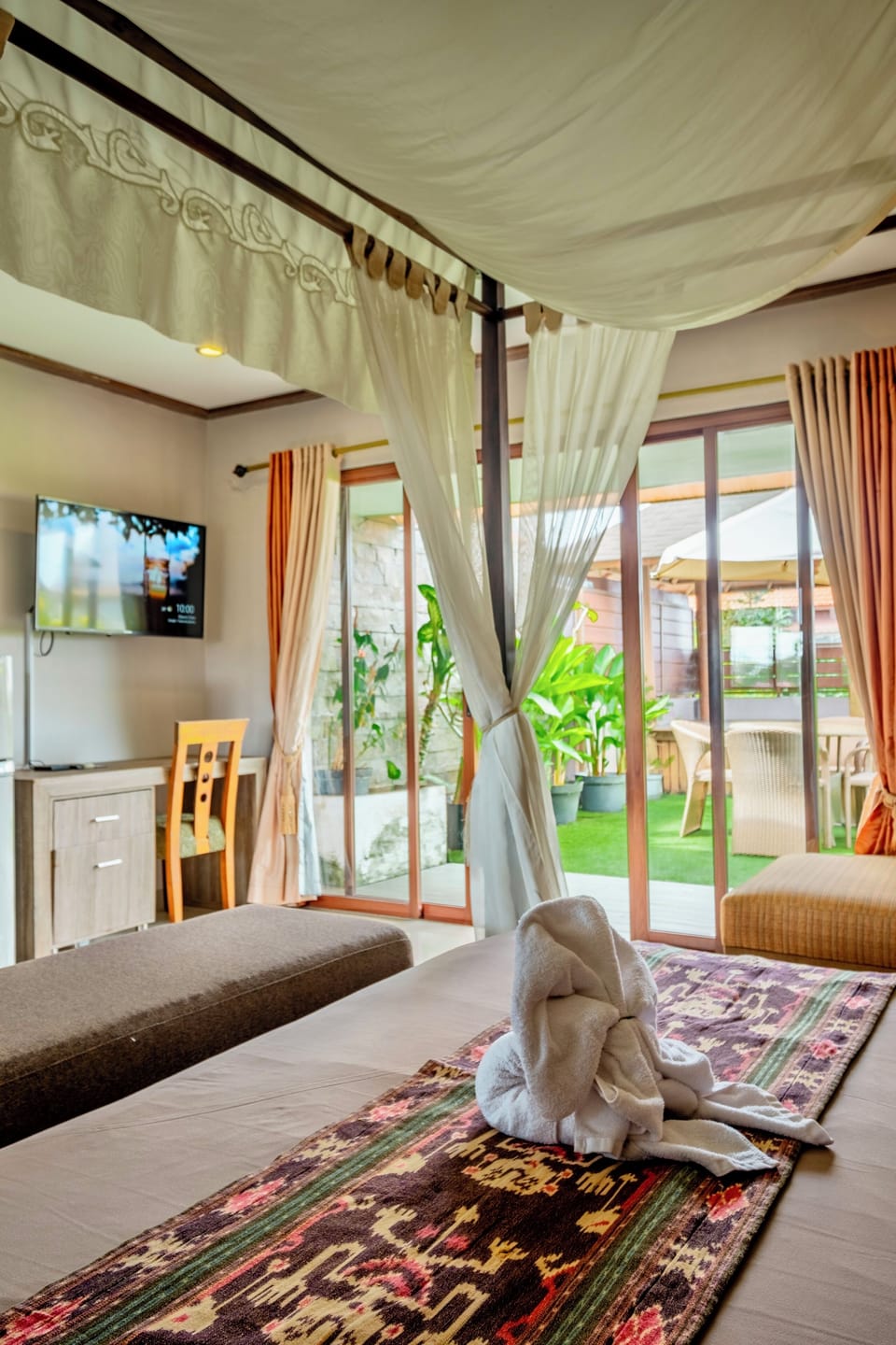 Rooftop Executive Suite With Jetted Tub | Individually furnished, desk, soundproofing, free WiFi