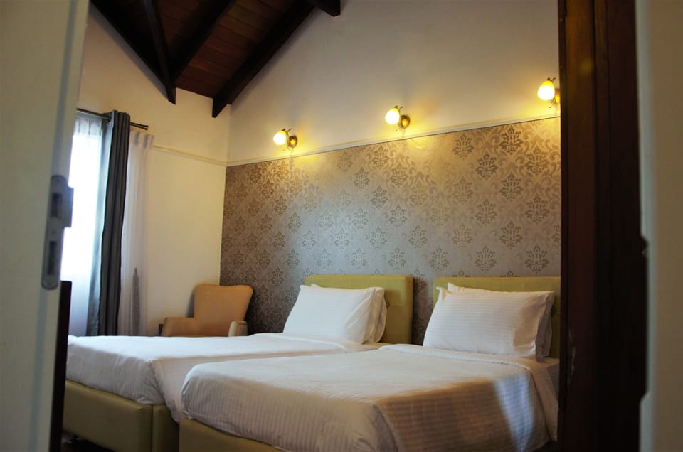Deluxe Cottage, Lake View, Lakeside | 3 bedrooms, premium bedding, memory foam beds, soundproofing