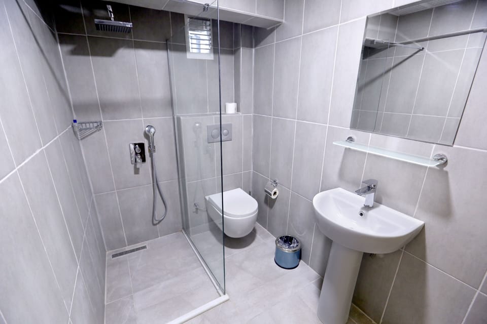 Deep soaking tub, free toiletries, hair dryer, slippers