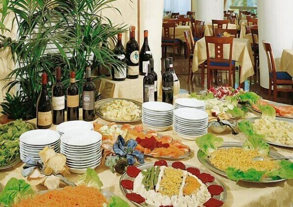 Breakfast, lunch and brunch served