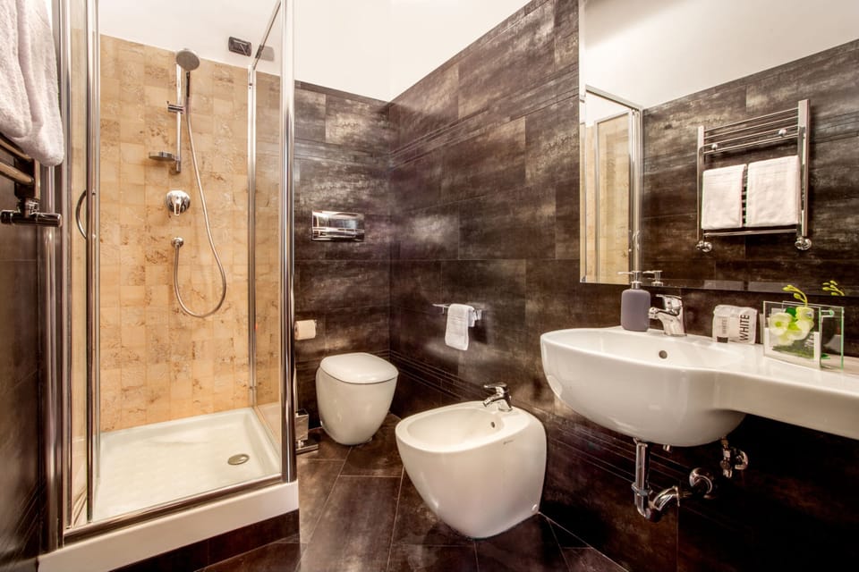 Superior Double Room | Bathroom | Shower, eco-friendly toiletries, hair dryer, bidet