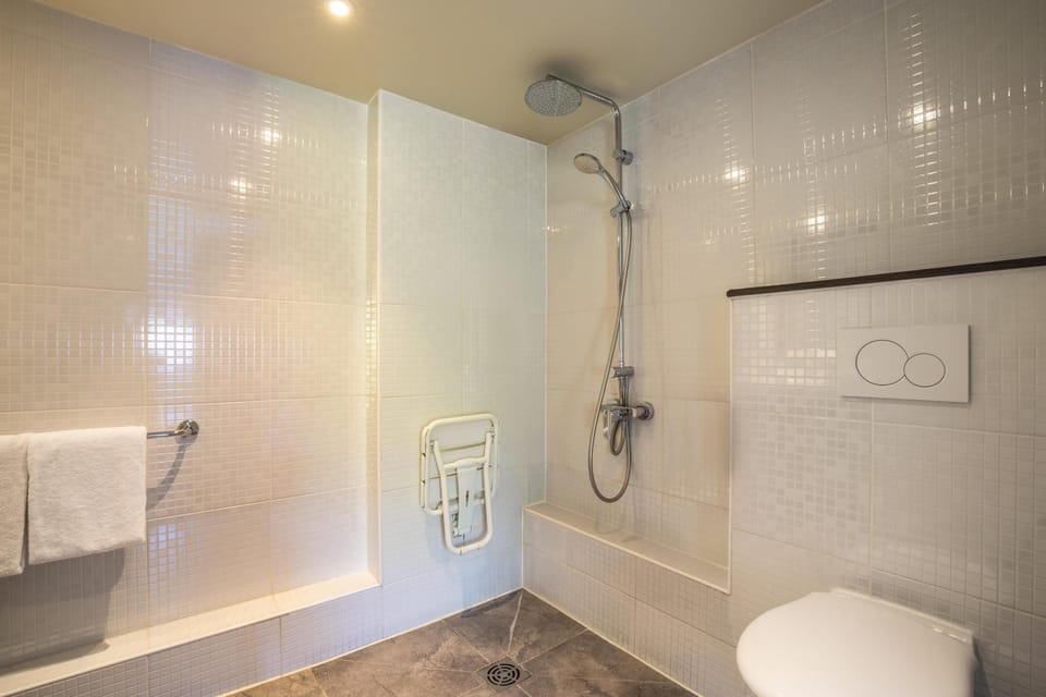 Room, 1 Double Bed | Accessible bathroom