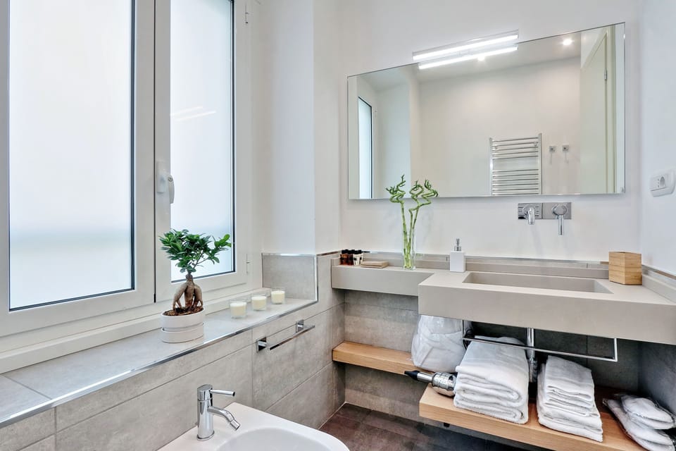 Shower, rainfall showerhead, free toiletries, hair dryer