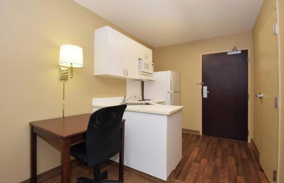 Suite, 1 King Bed with Sofa bed, Non Smoking, Kitchen | Private kitchenette | Fridge, microwave, oven, stovetop