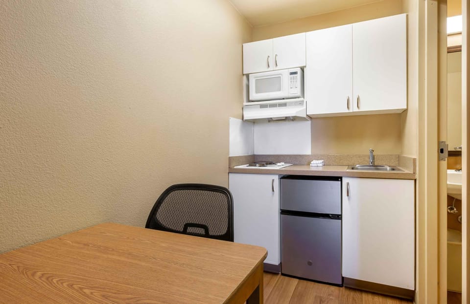 Studio, 1 Double Bed, Non Smoking | Private kitchen | Fridge, microwave, stovetop, cookware/dishes/utensils