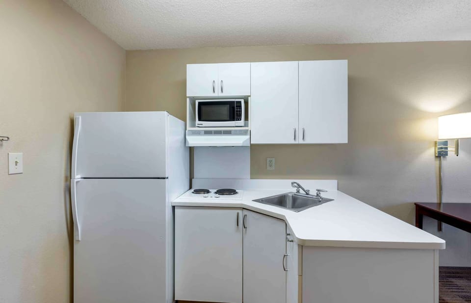 Full-size fridge, microwave, stovetop, coffee/tea maker